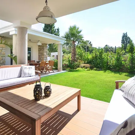 Sleeps 8 Pool Air Con Wifi 바이즈